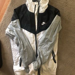 Nike wind breaker. SMALL MEN - M/L women